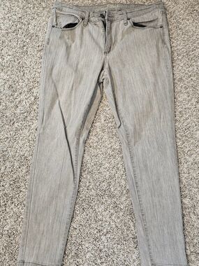 Universal Thread Slim Women’s Jeans in Light Gray Wash